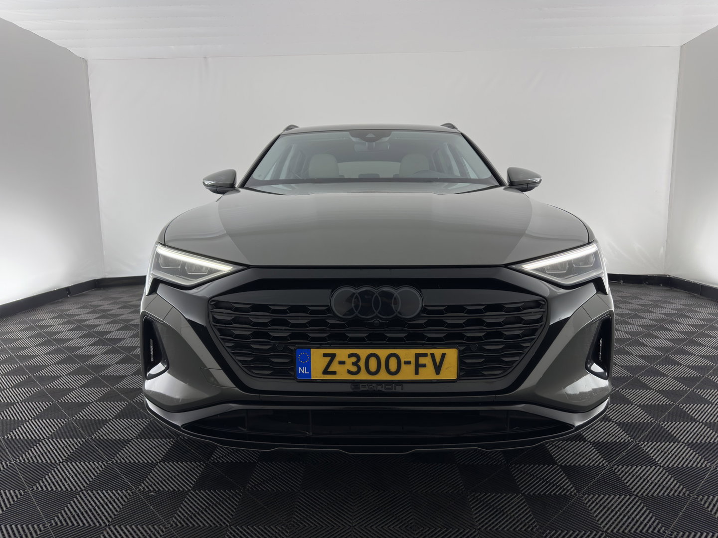Audi Q8 e-tron 50 quattro Advanced Edition 95 kWh [3-Fase-22kW] {SoH-100%} (INCL.BTW) *LEATHER | FULL-LED | MEMORY-PACK | ADAPTIVE-CRUISE | CAMERA | PRIVACY-GLASS | DIGI-COCKPIT | PRIVACY-GLASS | SHIFT-PADDLES | DAB | AMBIENT-LIGHT | 20''ALU | TOWBAR*