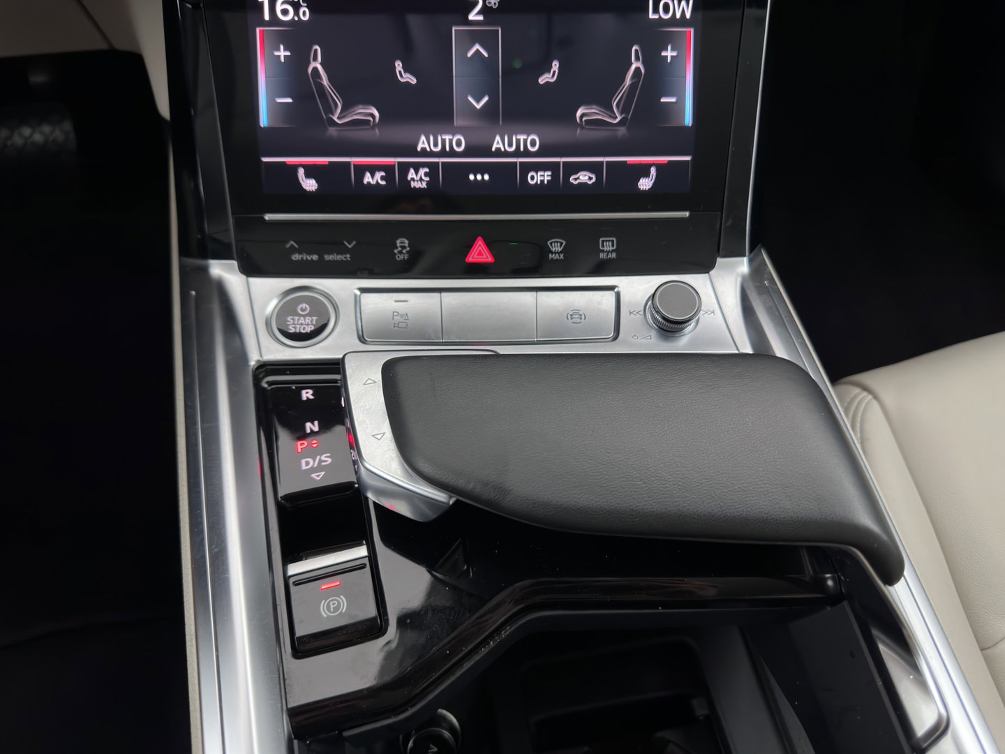 Audi Q8 e-tron 50 quattro Advanced Edition 95 kWh [3-Fase-22kW] {SoH-100%} (INCL.BTW) *LEATHER | FULL-LED | MEMORY-PACK | ADAPTIVE-CRUISE | CAMERA | PRIVACY-GLASS | DIGI-COCKPIT | PRIVACY-GLASS | SHIFT-PADDLES | DAB | AMBIENT-LIGHT | 20''ALU | TOWBAR*