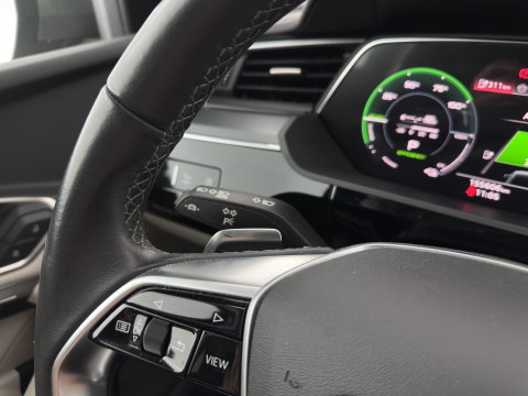 Audi Q8 e-tron 50 quattro Advanced Edition 95 kWh [3-Fase-22kW] {SoH-100%} (INCL.BTW) *LEATHER | FULL-LED | MEMORY-PACK | ADAPTIVE-CRUISE | CAMERA | PRIVACY-GLASS | DIGI-COCKPIT | PRIVACY-GLASS | SHIFT-PADDLES | DAB | AMBIENT-LIGHT | 20''ALU | TOWBAR*