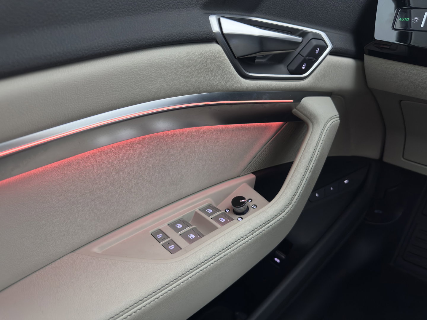 Audi Q8 e-tron 50 quattro Advanced Edition 95 kWh [3-Fase-22kW] {SoH-100%} (INCL.BTW) *LEATHER | FULL-LED | MEMORY-PACK | ADAPTIVE-CRUISE | CAMERA | PRIVACY-GLASS | DIGI-COCKPIT | PRIVACY-GLASS | SHIFT-PADDLES | DAB | AMBIENT-LIGHT | 20''ALU | TOWBAR*
