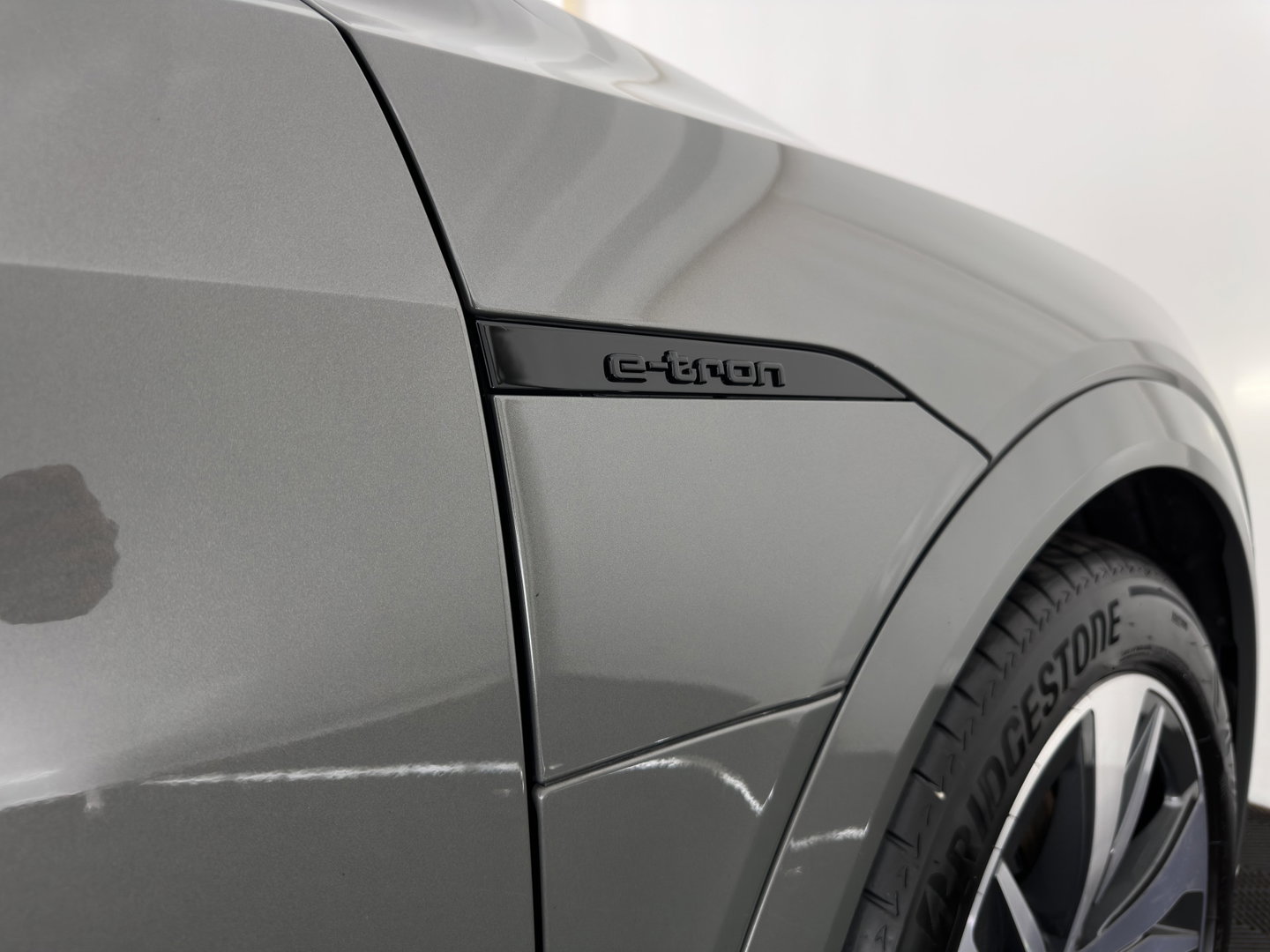 Audi Q8 e-tron 50 quattro Advanced Edition 95 kWh [3-Fase-22kW] {SoH-100%} (INCL.BTW) *LEATHER | FULL-LED | MEMORY-PACK | ADAPTIVE-CRUISE | CAMERA | PRIVACY-GLASS | DIGI-COCKPIT | PRIVACY-GLASS | SHIFT-PADDLES | DAB | AMBIENT-LIGHT | 20''ALU | TOWBAR*