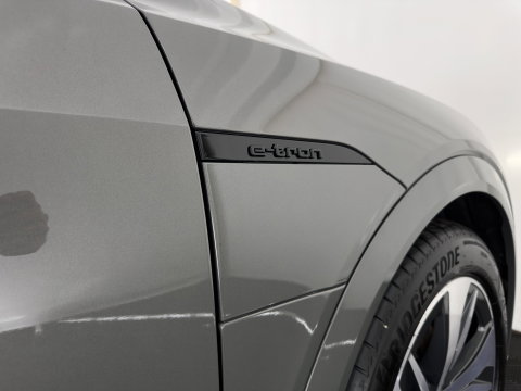 Audi Q8 e-tron 50 quattro Advanced Edition 95 kWh [3-Fase-22kW] {SoH-100%} (INCL.BTW) *LEATHER | FULL-LED | MEMORY-PACK | ADAPTIVE-CRUISE | CAMERA | PRIVACY-GLASS | DIGI-COCKPIT | PRIVACY-GLASS | SHIFT-PADDLES | DAB | AMBIENT-LIGHT | 20''ALU | TOWBAR*