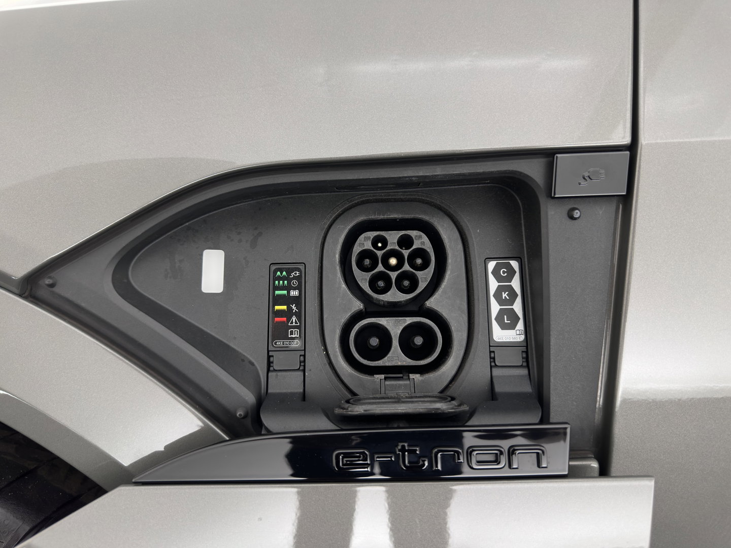 Audi Q8 e-tron 50 quattro Advanced Edition 95 kWh [3-Fase-22kW] {SoH-100%} (INCL.BTW) *LEATHER | FULL-LED | MEMORY-PACK | ADAPTIVE-CRUISE | CAMERA | PRIVACY-GLASS | DIGI-COCKPIT | PRIVACY-GLASS | SHIFT-PADDLES | DAB | AMBIENT-LIGHT | 20''ALU | TOWBAR*