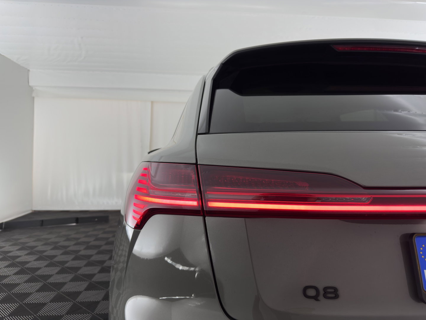 Audi Q8 e-tron 50 quattro Advanced Edition 95 kWh [3-Fase-22kW] {SoH-100%} (INCL.BTW) *LEATHER | FULL-LED | MEMORY-PACK | ADAPTIVE-CRUISE | CAMERA | PRIVACY-GLASS | DIGI-COCKPIT | PRIVACY-GLASS | SHIFT-PADDLES | DAB | AMBIENT-LIGHT | 20''ALU | TOWBAR*