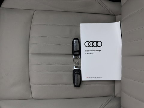 Audi Q8 e-tron 50 quattro Advanced Edition 95 kWh [3-Fase-22kW] {SoH-100%} (INCL.BTW) *LEATHER | FULL-LED | MEMORY-PACK | ADAPTIVE-CRUISE | CAMERA | PRIVACY-GLASS | DIGI-COCKPIT | PRIVACY-GLASS | SHIFT-PADDLES | DAB | AMBIENT-LIGHT | 20''ALU | TOWBAR*