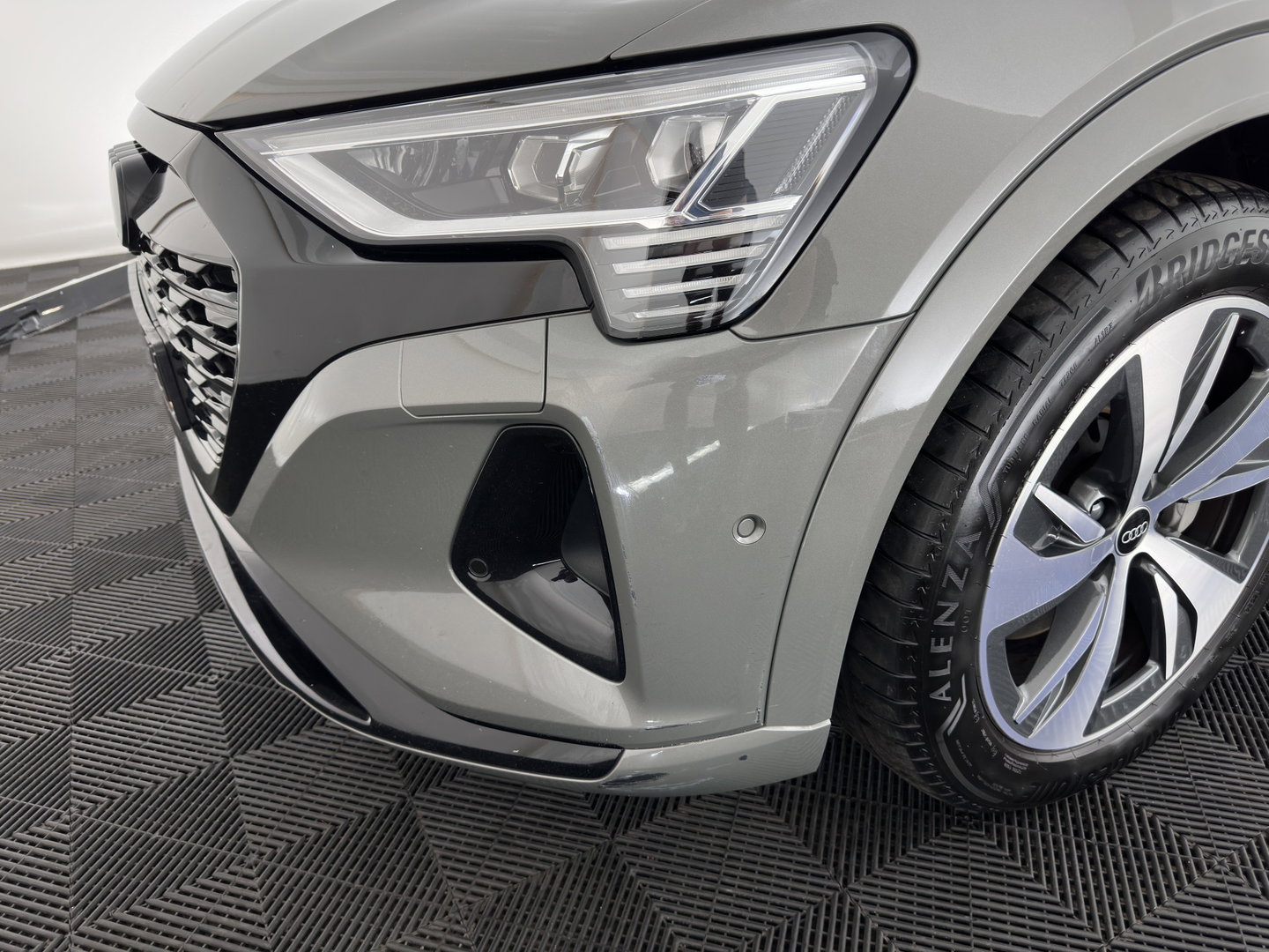 Audi Q8 e-tron 50 quattro Advanced Edition 95 kWh [3-Fase-22kW] {SoH-100%} (INCL.BTW) *LEATHER | FULL-LED | MEMORY-PACK | ADAPTIVE-CRUISE | CAMERA | PRIVACY-GLASS | DIGI-COCKPIT | PRIVACY-GLASS | SHIFT-PADDLES | DAB | AMBIENT-LIGHT | 20''ALU | TOWBAR*