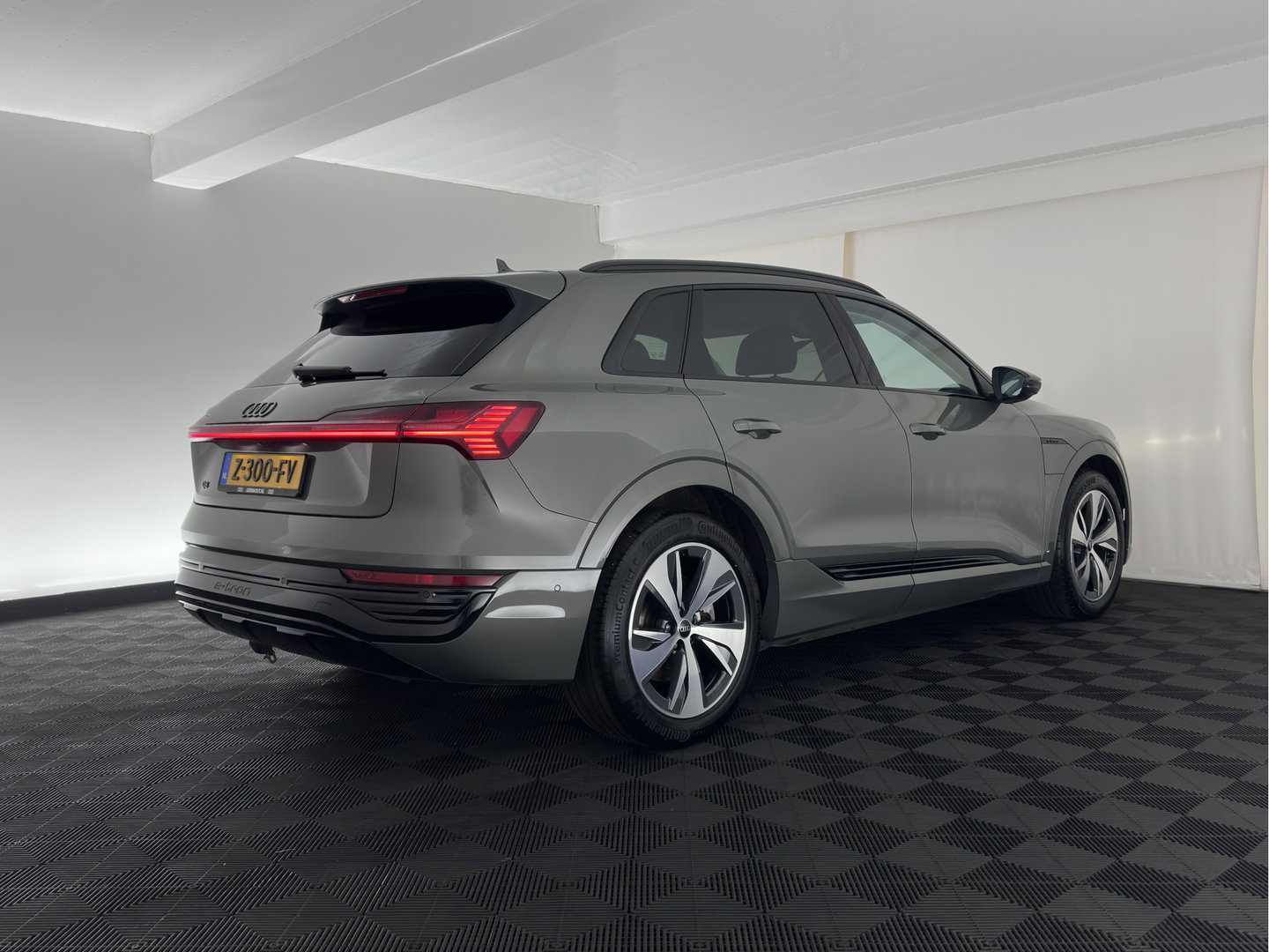Audi Q8 e-tron 50 quattro Advanced Edition 95 kWh [3-Fase-22kW] {SoH-100%} (INCL.BTW) *LEATHER | FULL-LED | MEMORY-PACK | ADAPTIVE-CRUISE | CAMERA | PRIVACY-GLASS | DIGI-COCKPIT | PRIVACY-GLASS | SHIFT-PADDLES | DAB | AMBIENT-LIGHT | 20''ALU | TOWBAR*