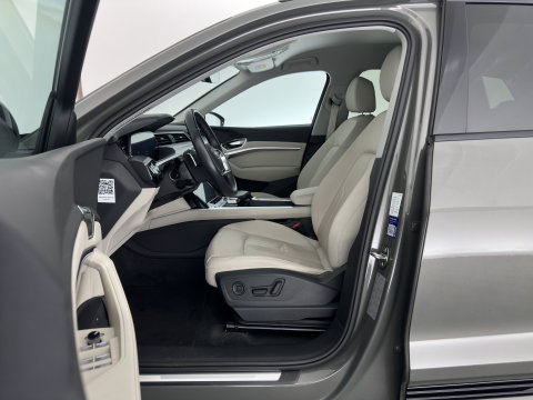 Audi Q8 e-tron 50 quattro Advanced Edition 95 kWh [3-Fase-22kW] {SoH-100%} (INCL.BTW) *LEATHER | FULL-LED | MEMORY-PACK | ADAPTIVE-CRUISE | CAMERA | PRIVACY-GLASS | DIGI-COCKPIT | PRIVACY-GLASS | SHIFT-PADDLES | DAB | AMBIENT-LIGHT | 20''ALU | TOWBAR*