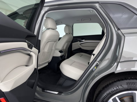 Audi Q8 e-tron 50 quattro Advanced Edition 95 kWh [3-Fase-22kW] {SoH-100%} (INCL.BTW) *LEATHER | FULL-LED | MEMORY-PACK | ADAPTIVE-CRUISE | CAMERA | PRIVACY-GLASS | DIGI-COCKPIT | PRIVACY-GLASS | SHIFT-PADDLES | DAB | AMBIENT-LIGHT | 20''ALU | TOWBAR*