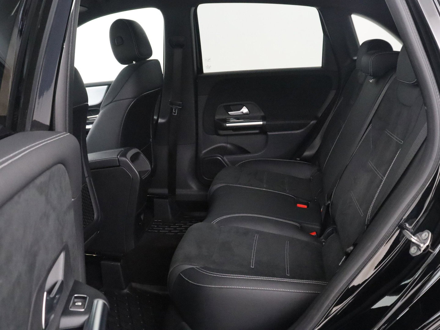 Mercedes-Benz B-klasse 200 Business | SOH 98.6% | Leder/Alcantara | Camera | AMG-Line | Park assist | Cruise control | Navigatie | Carplay | Sfeerverlichting | Climate control | Full LED |