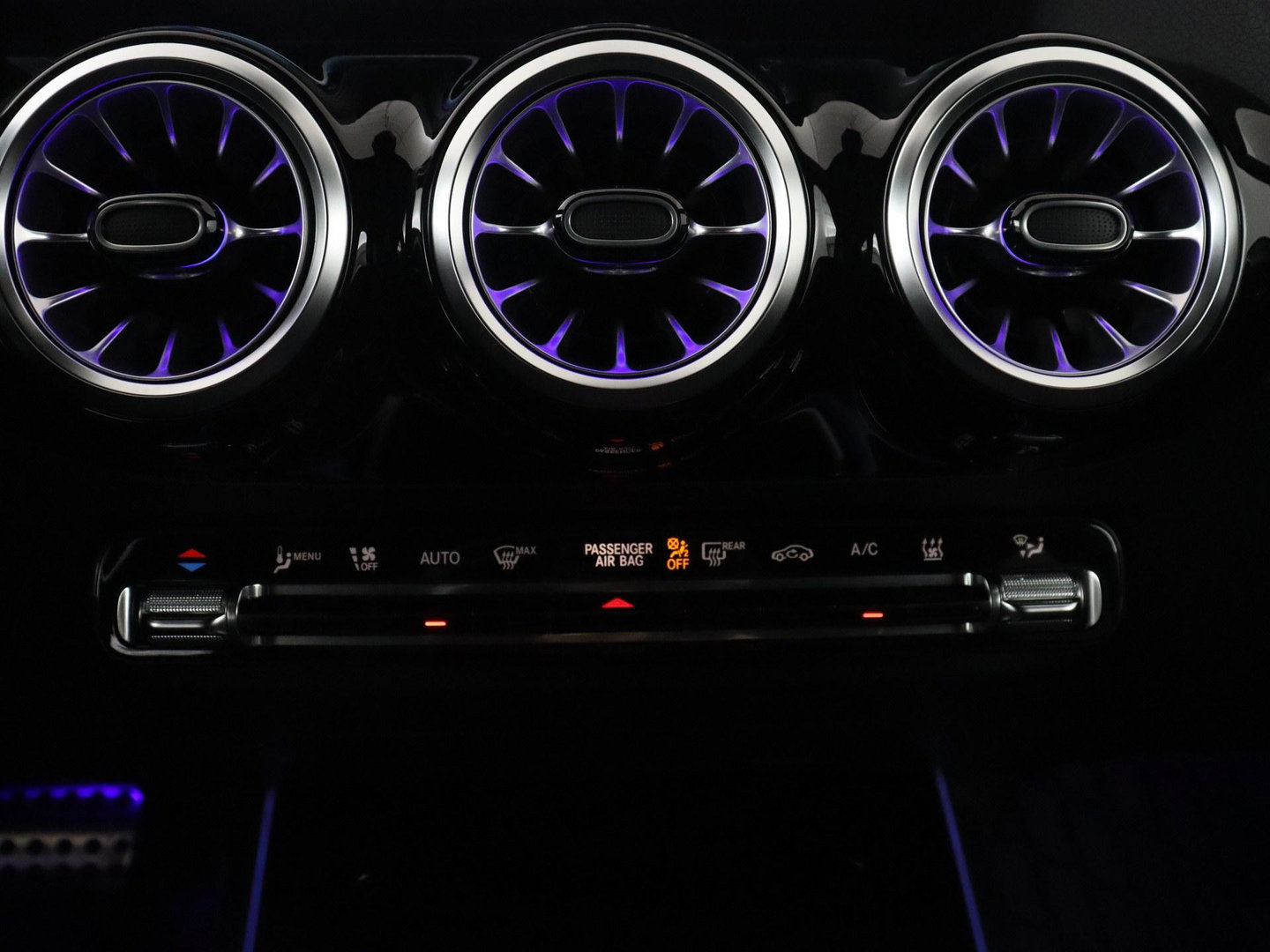 Mercedes-Benz B-klasse 200 Business | SOH 98.6% | Leder/Alcantara | Camera | AMG-Line | Park assist | Cruise control | Navigatie | Carplay | Sfeerverlichting | Climate control | Full LED |