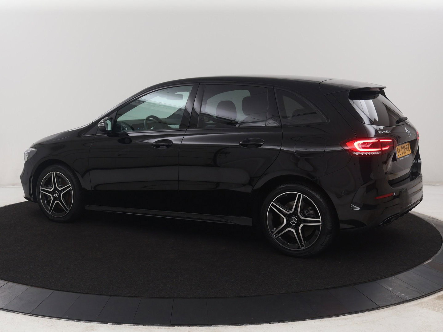 Mercedes-Benz B-klasse 200 Business | SOH 98.6% | Leder/Alcantara | Camera | AMG-Line | Park assist | Cruise control | Navigatie | Carplay | Sfeerverlichting | Climate control | Full LED |