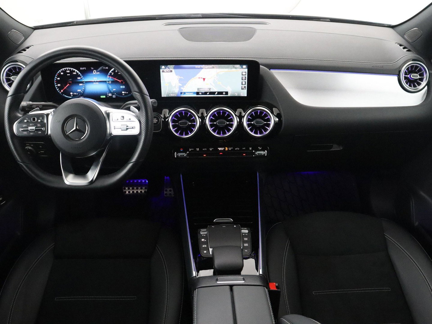 Mercedes-Benz B-klasse 200 Business | SOH 98.6% | Leder/Alcantara | Camera | AMG-Line | Park assist | Cruise control | Navigatie | Carplay | Sfeerverlichting | Climate control | Full LED |
