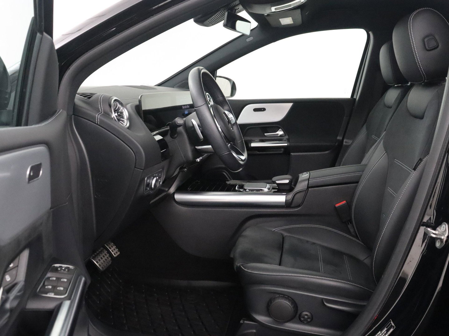 Mercedes-Benz B-klasse 200 Business | SOH 98.6% | Leder/Alcantara | Camera | AMG-Line | Park assist | Cruise control | Navigatie | Carplay | Sfeerverlichting | Climate control | Full LED |