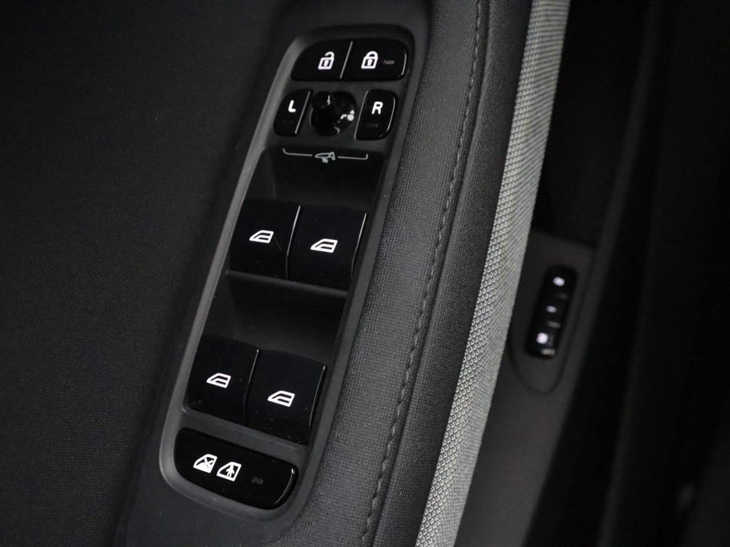 Polestar 2 Long Range Single Motor 78 kWh | SOH 93.8% | Trekhaak | Panoramadak | Harman/Kardon | Memory | Stuur/stoelverwarming | Camera | Carplay | Plus Pack |