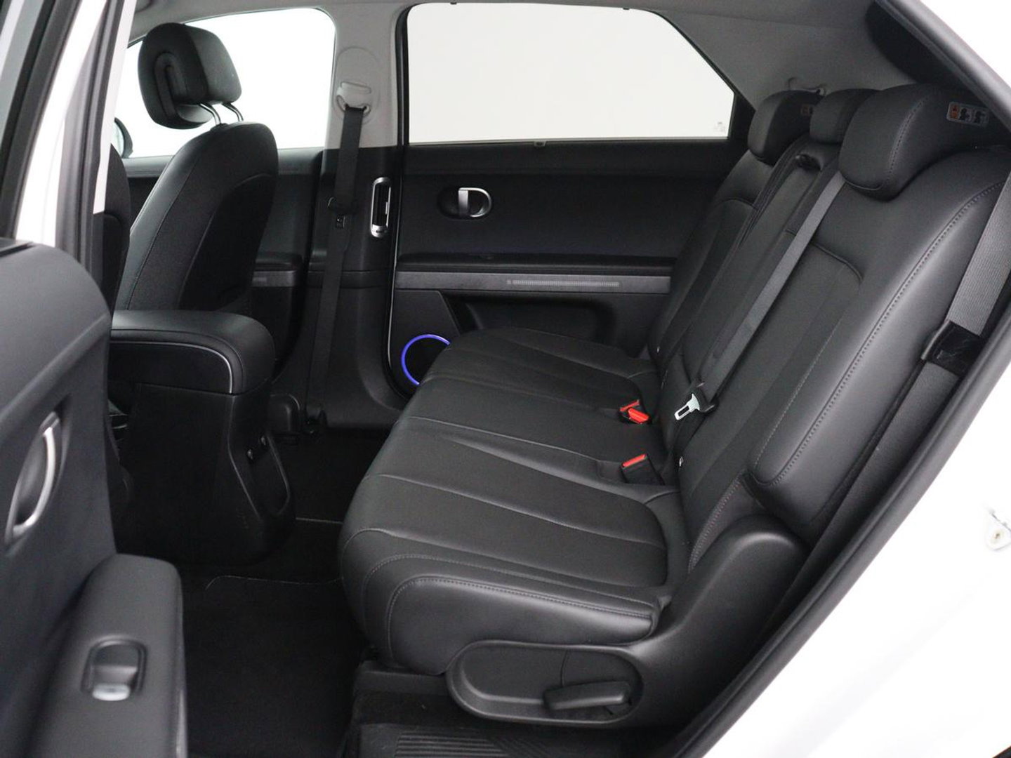 Hyundai IONIQ 5 Connect+ AWD 73kWh | SOH 96.8% | Trekhaak | Leder | Head-up | Stuur/stoel verwarming | Adaptive cruise | Camera | Park assist | Carplay | Bose sound |