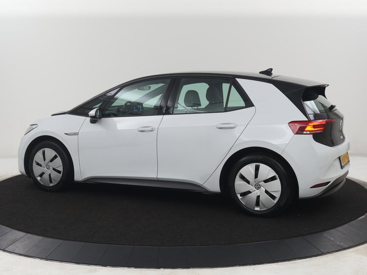 Volkswagen ID.3 Life 58 kWh | SOH 93.6% | Adaptive cruise | Stuur/stoel verwarming | Sfeerverlichting | Park assist | Carplay |