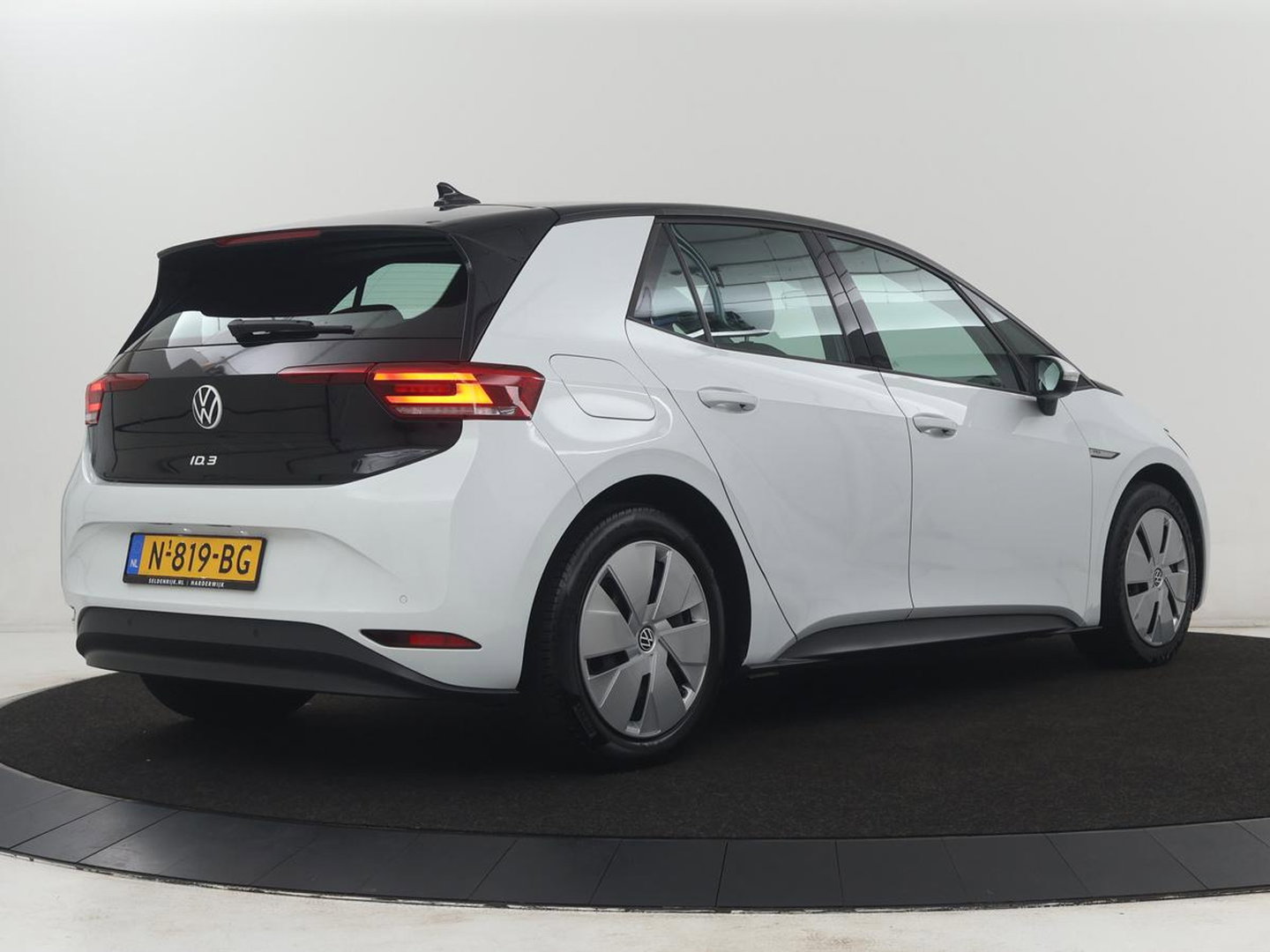 Volkswagen ID.3 Life 58 kWh | SOH 93.6% | Adaptive cruise | Stuur/stoel verwarming | Sfeerverlichting | Park assist | Carplay |