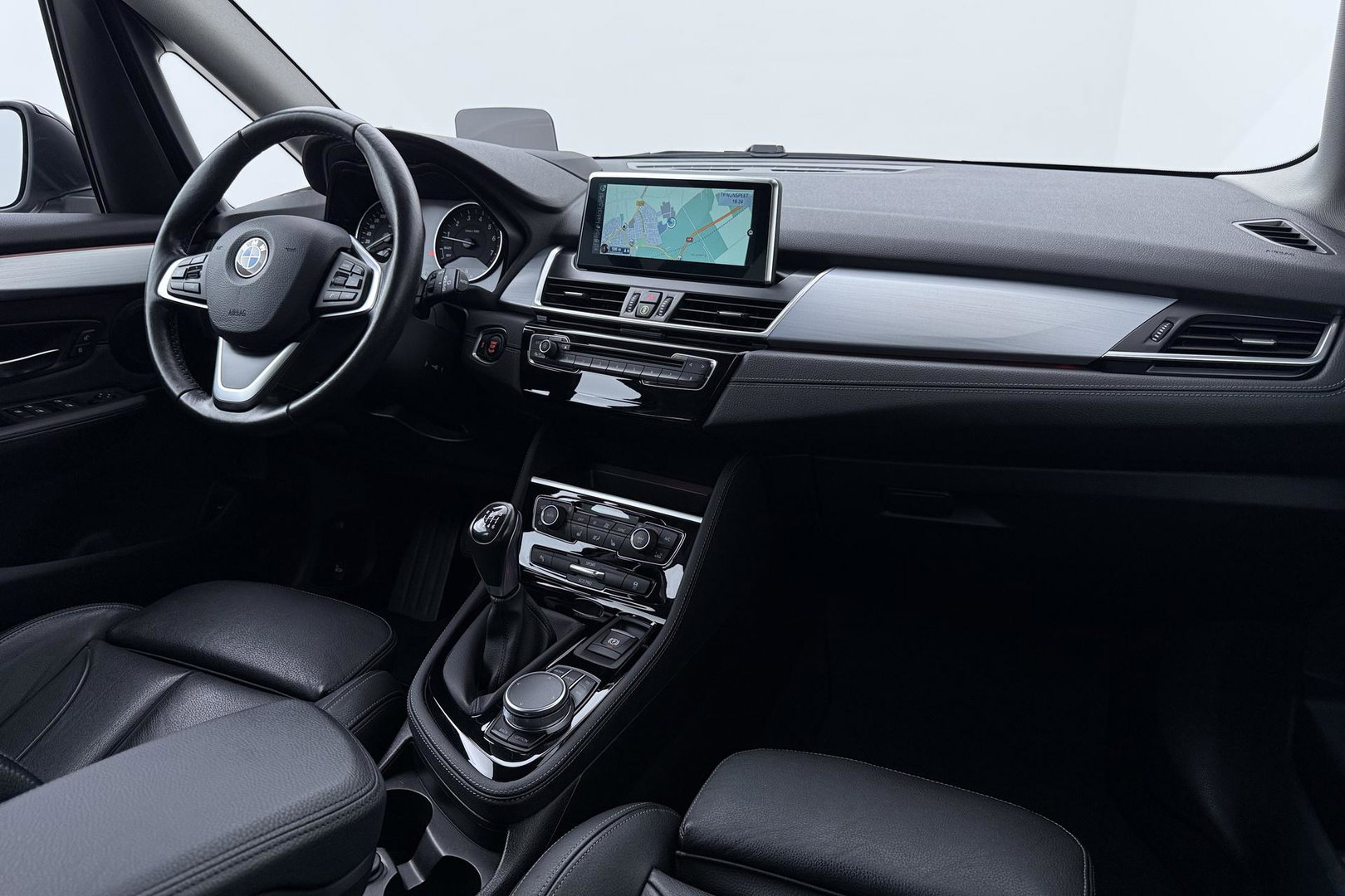 BMW 2 Serie Active Tourer 220i Centennial High Executive | Trekhaak | Head-Up | Keyless | Stoel+Stuurverwarming | Parkeerassistent | Leder | LED