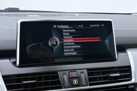 BMW 2 Serie Active Tourer 220i Centennial High Executive | Trekhaak | Head-Up | Keyless | Stoel+Stuurverwarming | Parkeerassistent | Leder | LED