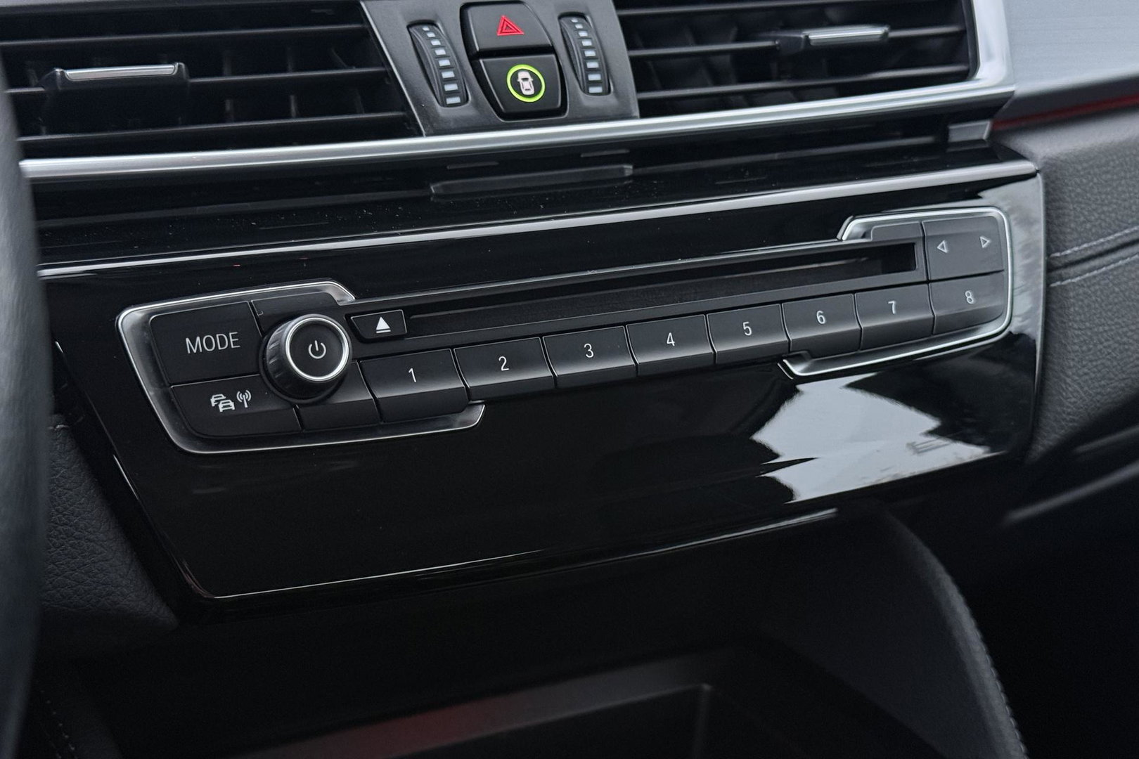 BMW 2 Serie Active Tourer 220i Centennial High Executive | Trekhaak | Head-Up | Keyless | Stoel+Stuurverwarming | Parkeerassistent | Leder | LED
