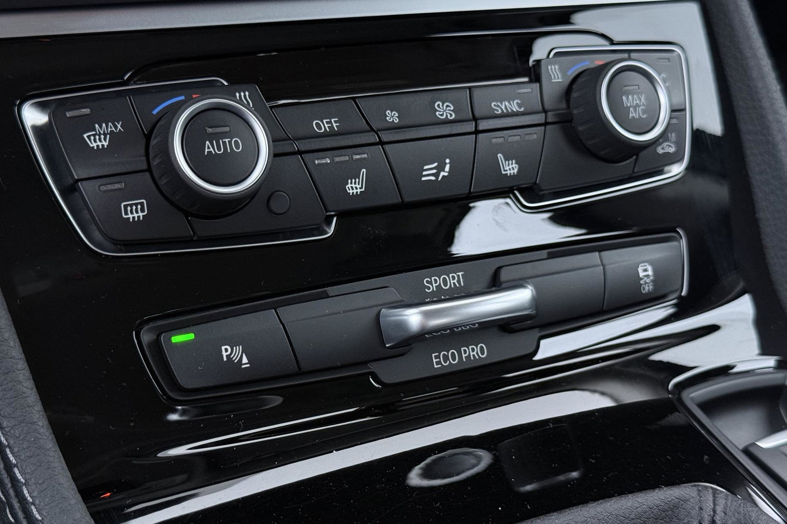 BMW 2 Serie Active Tourer 220i Centennial High Executive | Trekhaak | Head-Up | Keyless | Stoel+Stuurverwarming | Parkeerassistent | Leder | LED