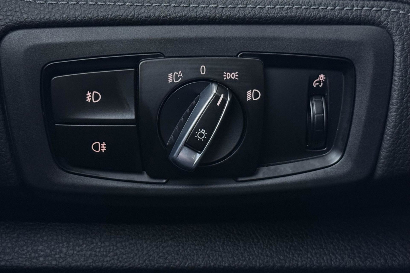 BMW 2 Serie Active Tourer 220i Centennial High Executive | Trekhaak | Head-Up | Keyless | Stoel+Stuurverwarming | Parkeerassistent | Leder | LED