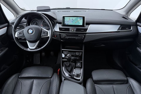 BMW 2 Serie Active Tourer 220i Centennial High Executive | Trekhaak | Head-Up | Keyless | Stoel+Stuurverwarming | Parkeerassistent | Leder | LED