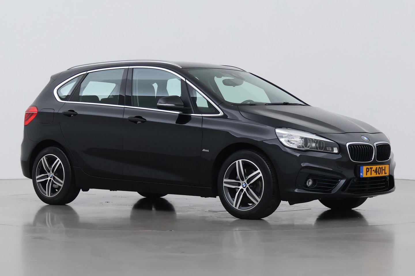 BMW 2 Serie Active Tourer 220i Centennial High Executive | Trekhaak | Head-Up | Keyless | Stoel+Stuurverwarming | Parkeerassistent | Leder | LED