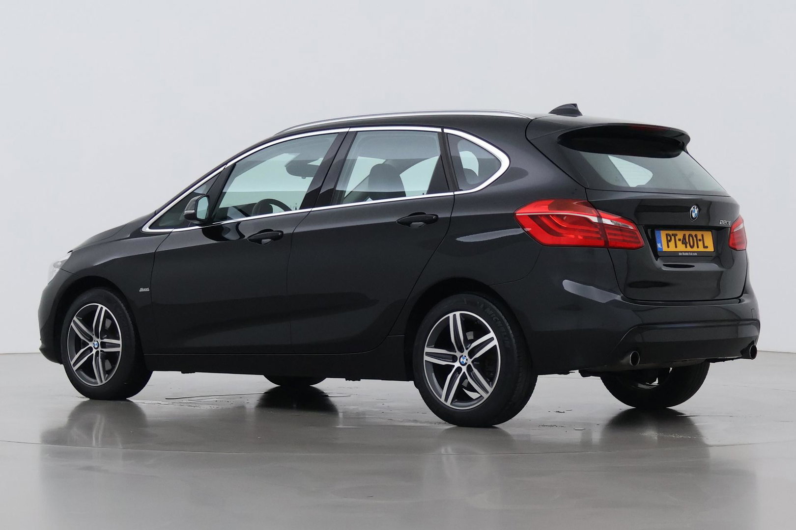 BMW 2 Serie Active Tourer 220i Centennial High Executive | Trekhaak | Head-Up | Keyless | Stoel+Stuurverwarming | Parkeerassistent | Leder | LED