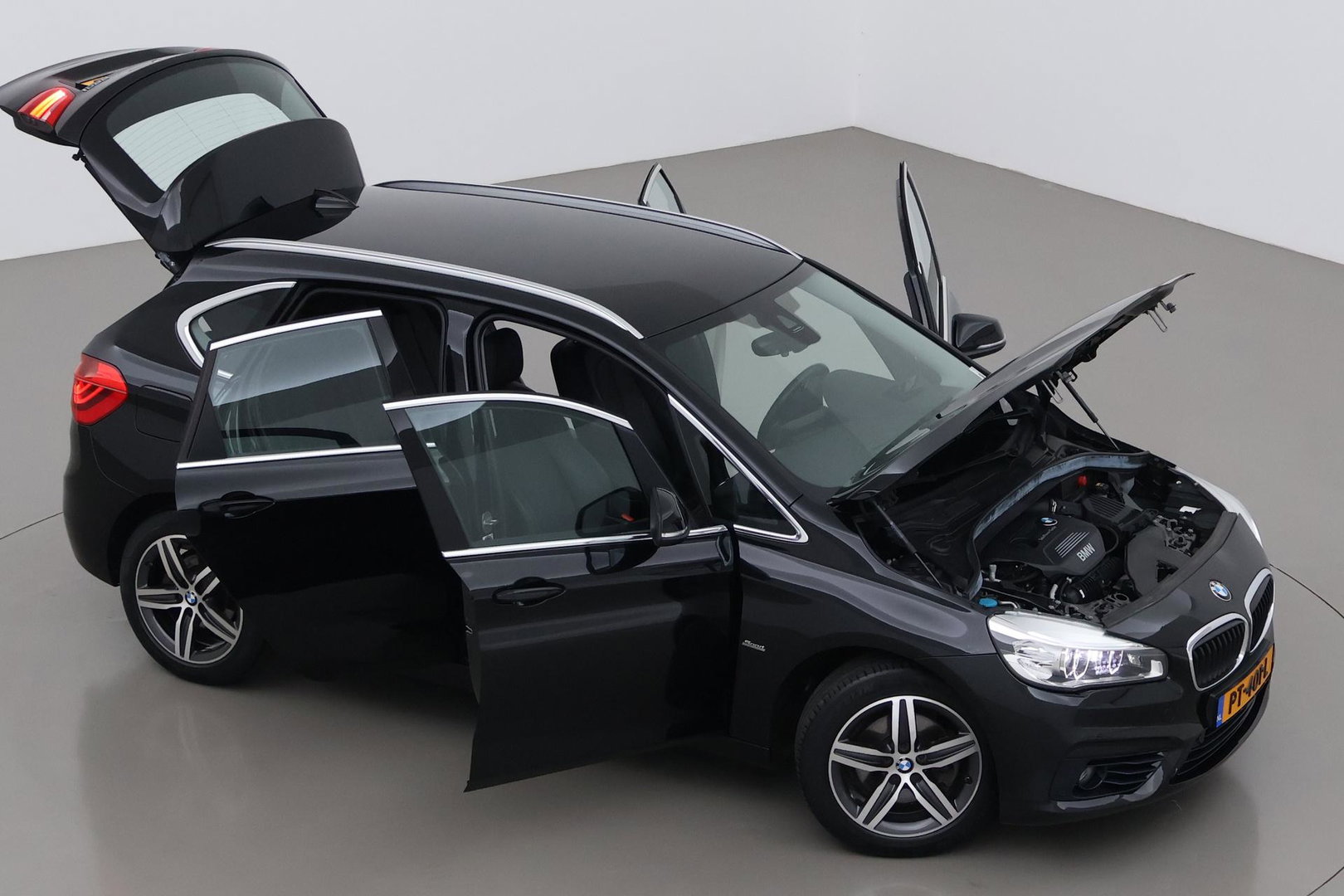 BMW 2 Serie Active Tourer 220i Centennial High Executive | Trekhaak | Head-Up | Keyless | Stoel+Stuurverwarming | Parkeerassistent | Leder | LED