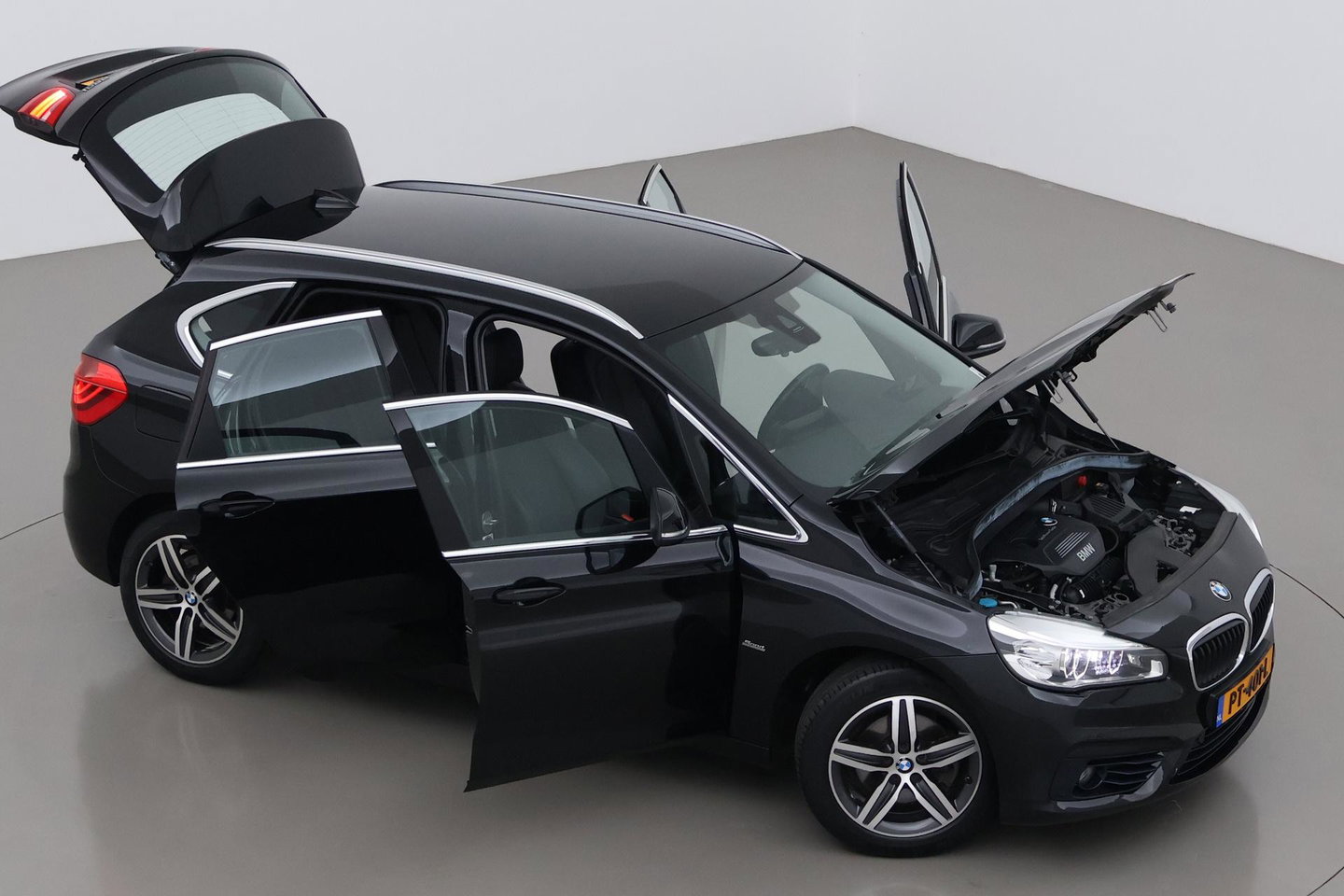 BMW 2 Serie Active Tourer 220i Centennial High Executive | Trekhaak | Head-Up | Keyless | Stoel+Stuurverwarming | Parkeerassistent | Leder | LED