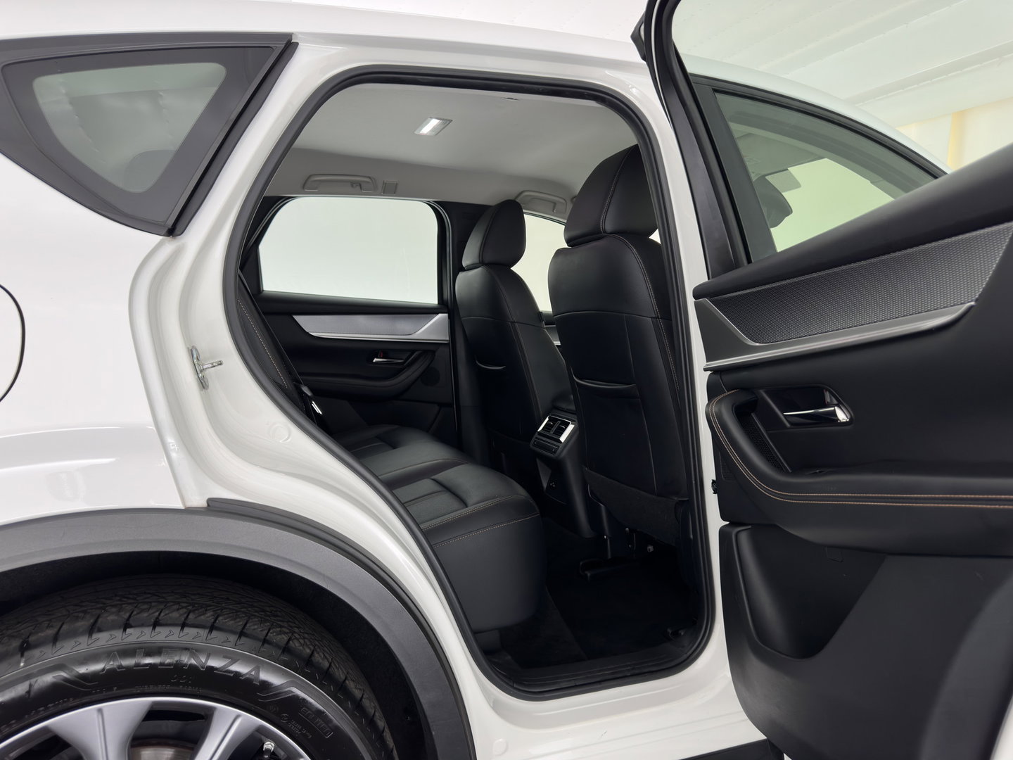 Mazda CX-60 2.5 e-SkyActiv PHEV Exclusive-Line [3-Fase] (Plug-in) (INCL.BTW) Aut. *LEATHER | HEAD-UP | FULL-LED | BLINDSPOT | HEATED/COOLD-COMFORTSEATS | MEMORY-PACK | DIGI-COCKPIT | KEYLESS | DAB | NAVI-FULLMAP | CAMERA | CARPLAY | SHIFTPADDLES*