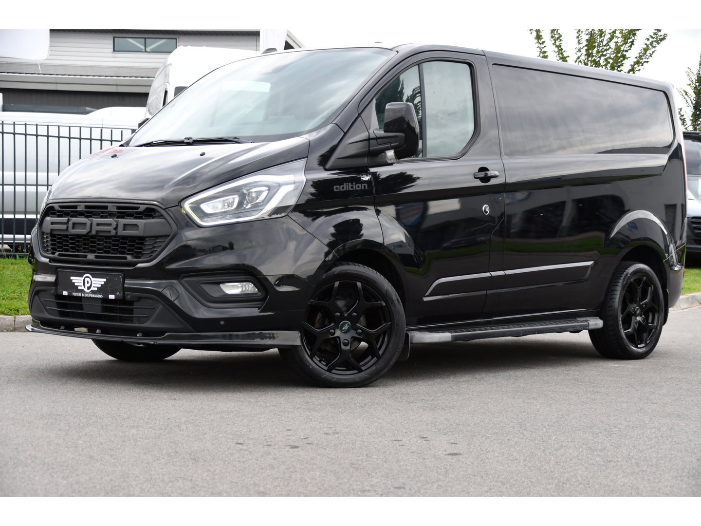 Ford Transit Custom 280 2.0 TDCI L1H1 Black Edition Camera, Cruise, Carplay, 170pk, Automaat, Stoelverwarming, Trekhaak, Multimedia, Xenon, Uniek!