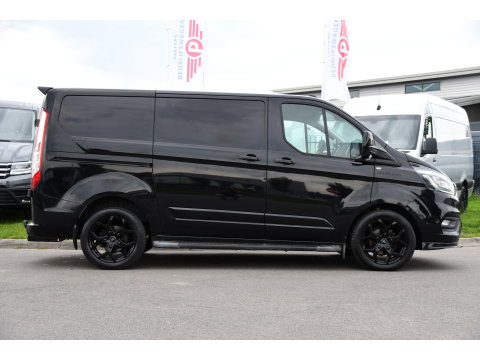 Ford Transit Custom 280 2.0 TDCI L1H1 Black Edition Camera, Cruise, Carplay, 170pk, Automaat, Stoelverwarming, Trekhaak, Multimedia, Xenon, Uniek!