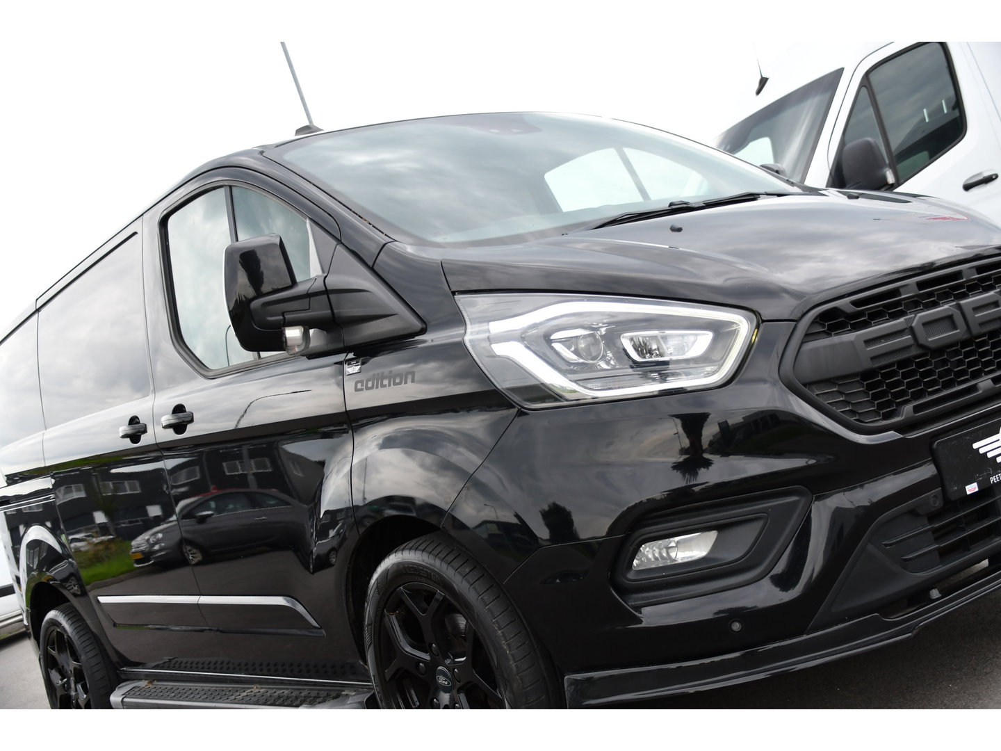 Ford Transit Custom 280 2.0 TDCI L1H1 Black Edition Camera, Cruise, Carplay, 170pk, Automaat, Stoelverwarming, Trekhaak, Multimedia, Xenon, Uniek!