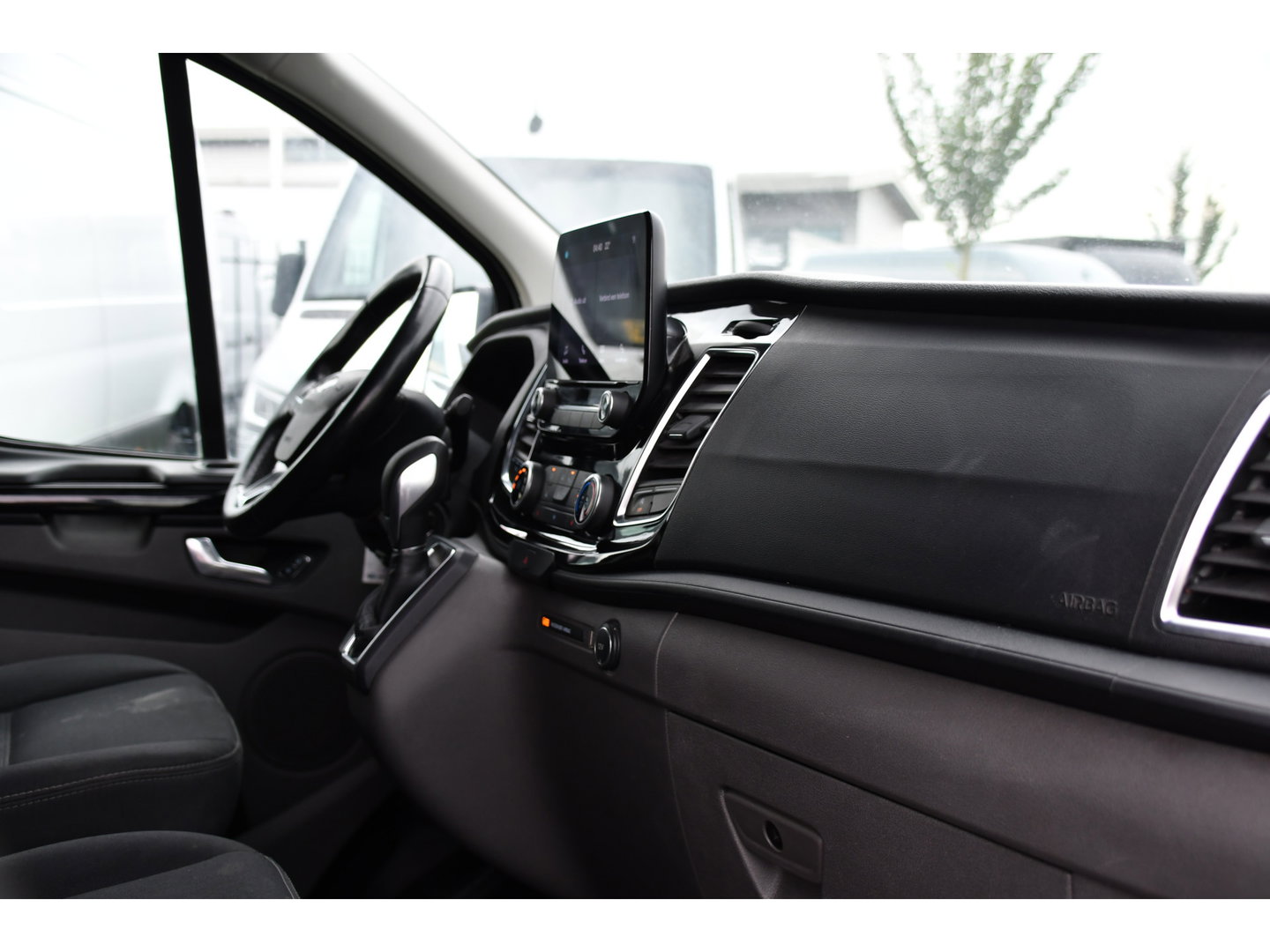 Ford Transit Custom 280 2.0 TDCI L1H1 Black Edition Camera, Cruise, Carplay, 170pk, Automaat, Stoelverwarming, Trekhaak, Multimedia, Xenon, Uniek!