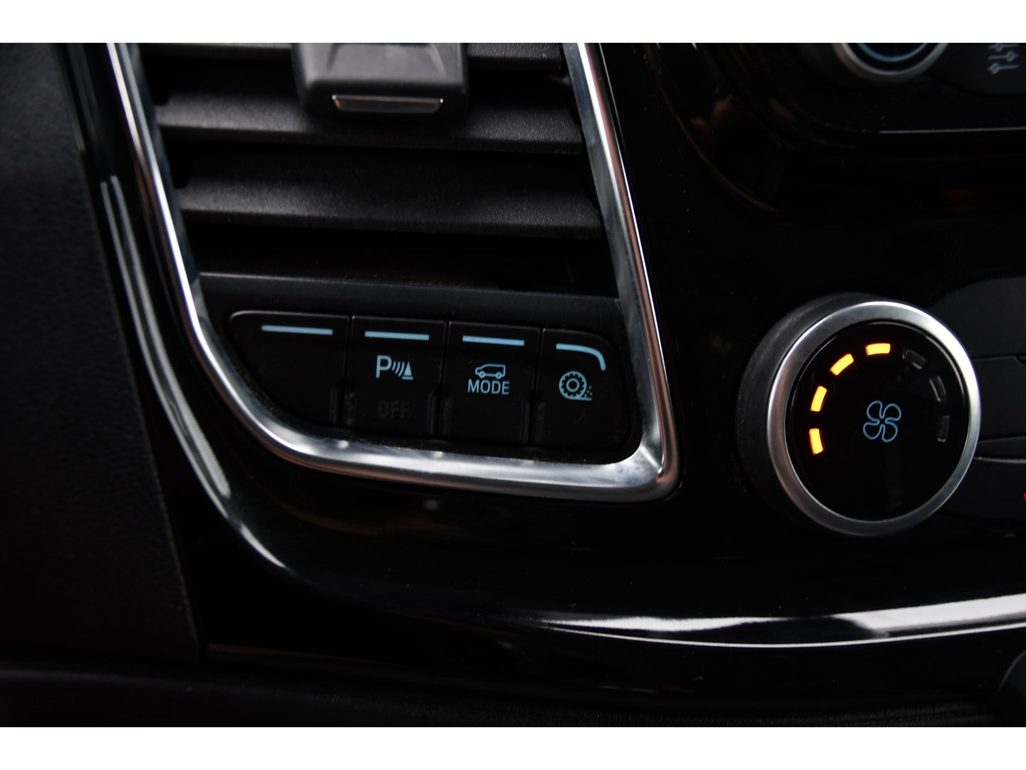 Ford Transit Custom 280 2.0 TDCI L1H1 Black Edition Camera, Cruise, Carplay, 170pk, Automaat, Stoelverwarming, Trekhaak, Multimedia, Xenon, Uniek!