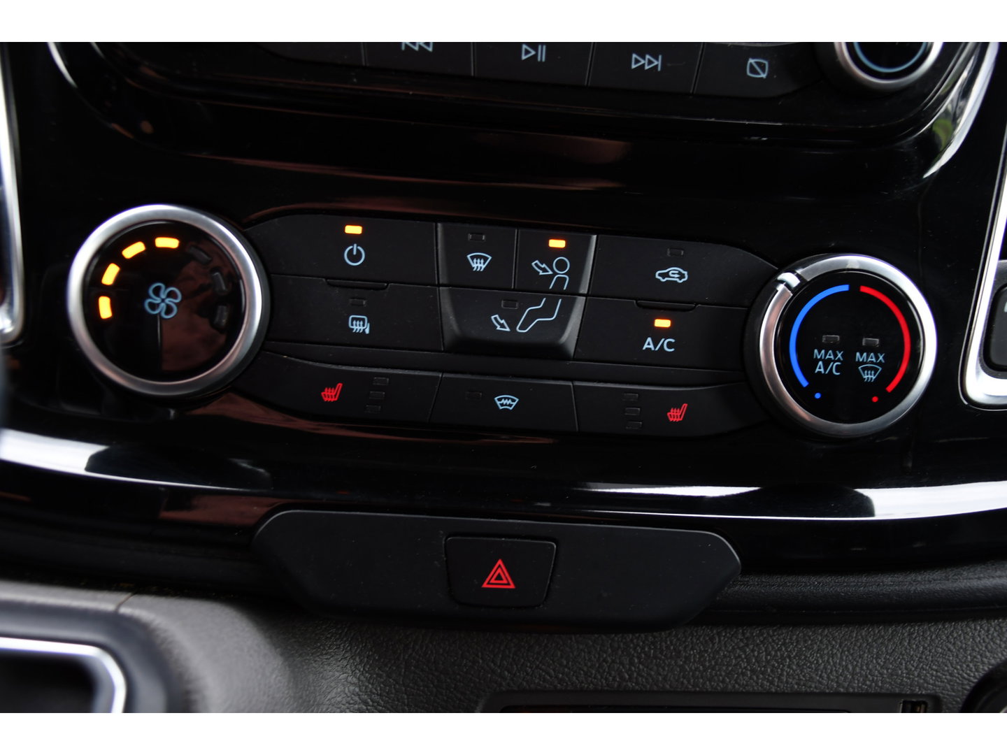 Ford Transit Custom 280 2.0 TDCI L1H1 Black Edition Camera, Cruise, Carplay, 170pk, Automaat, Stoelverwarming, Trekhaak, Multimedia, Xenon, Uniek!