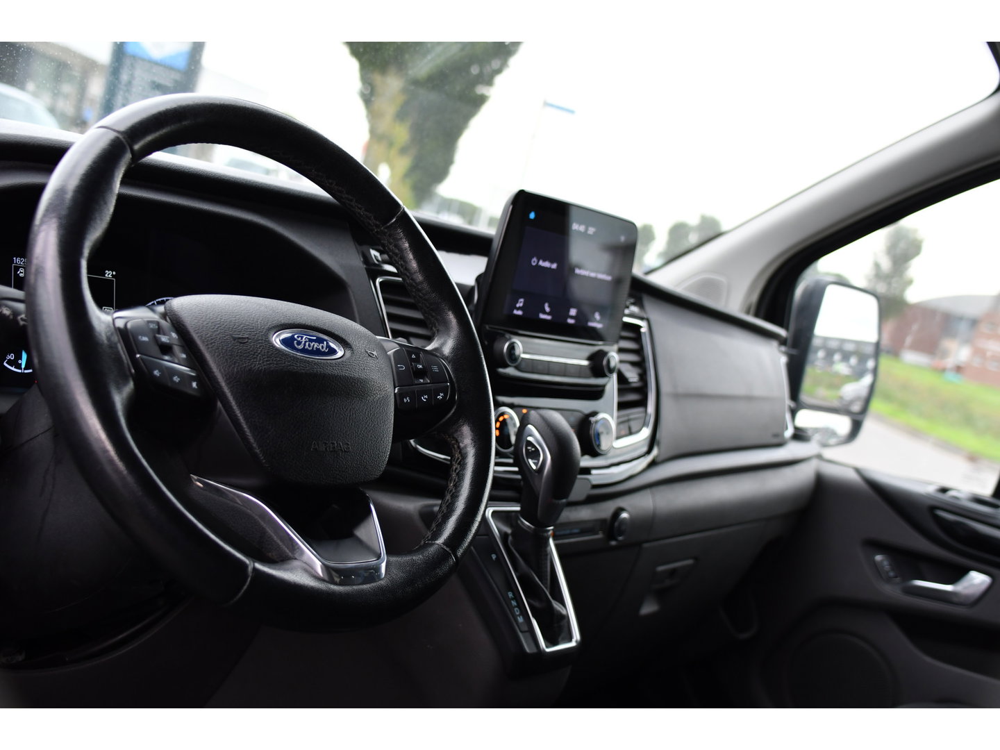 Ford Transit Custom 280 2.0 TDCI L1H1 Black Edition Camera, Cruise, Carplay, 170pk, Automaat, Stoelverwarming, Trekhaak, Multimedia, Xenon, Uniek!