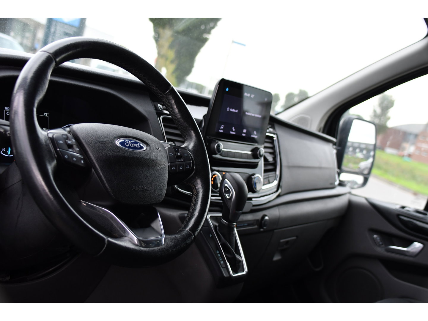 Ford Transit Custom 280 2.0 TDCI L1H1 Black Edition Camera, Cruise, Carplay, 170pk, Automaat, Stoelverwarming, Trekhaak, Multimedia, Xenon, Uniek!