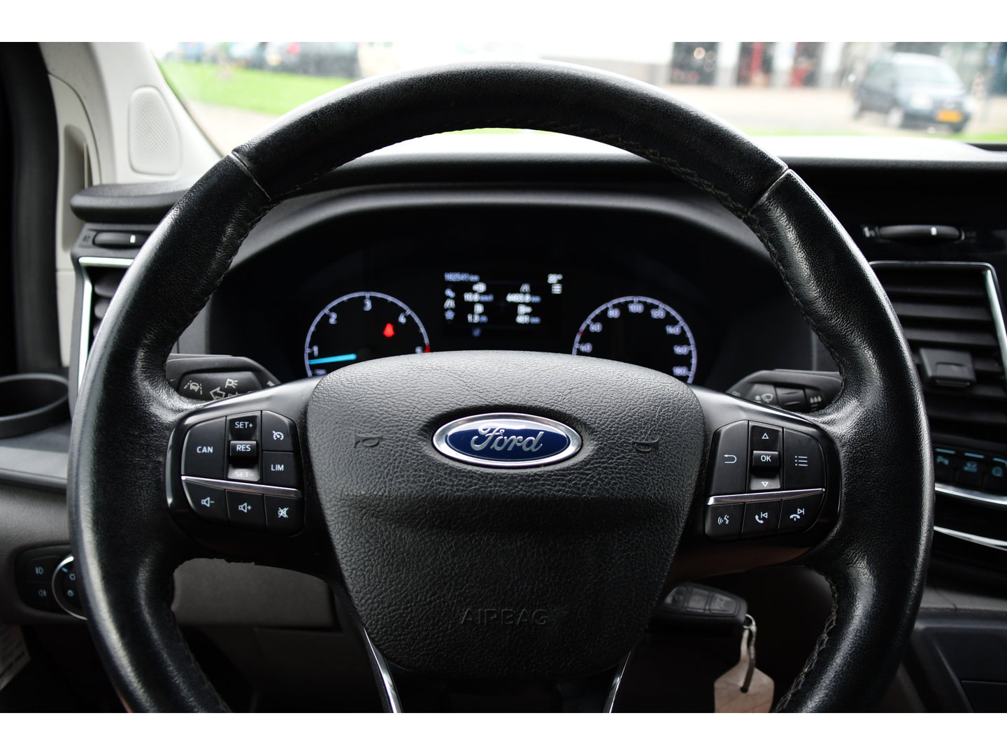 Ford Transit Custom 280 2.0 TDCI L1H1 Black Edition Camera, Cruise, Carplay, 170pk, Automaat, Stoelverwarming, Trekhaak, Multimedia, Xenon, Uniek!