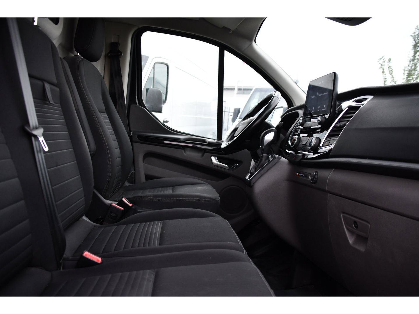 Ford Transit Custom 280 2.0 TDCI L1H1 Black Edition Camera, Cruise, Carplay, 170pk, Automaat, Stoelverwarming, Trekhaak, Multimedia, Xenon, Uniek!
