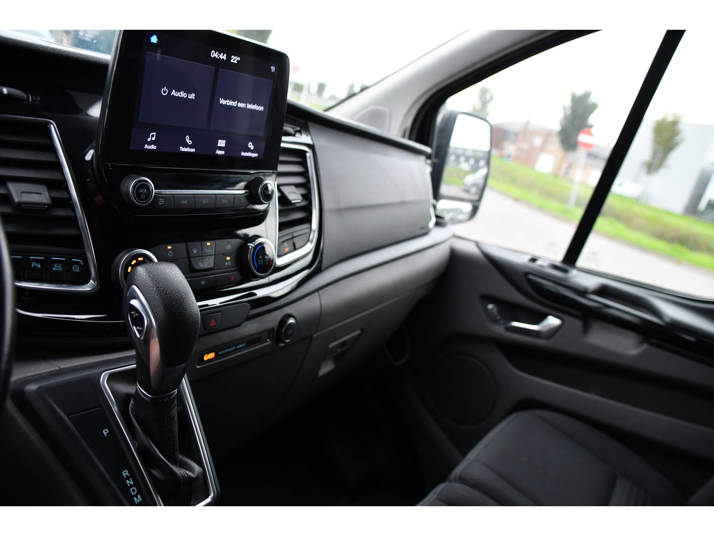 Ford Transit Custom 280 2.0 TDCI L1H1 Black Edition Camera, Cruise, Carplay, 170pk, Automaat, Stoelverwarming, Trekhaak, Multimedia, Xenon, Uniek!