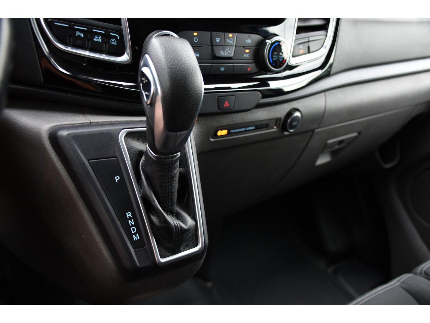 Ford Transit Custom 280 2.0 TDCI L1H1 Black Edition Camera, Cruise, Carplay, 170pk, Automaat, Stoelverwarming, Trekhaak, Multimedia, Xenon, Uniek!