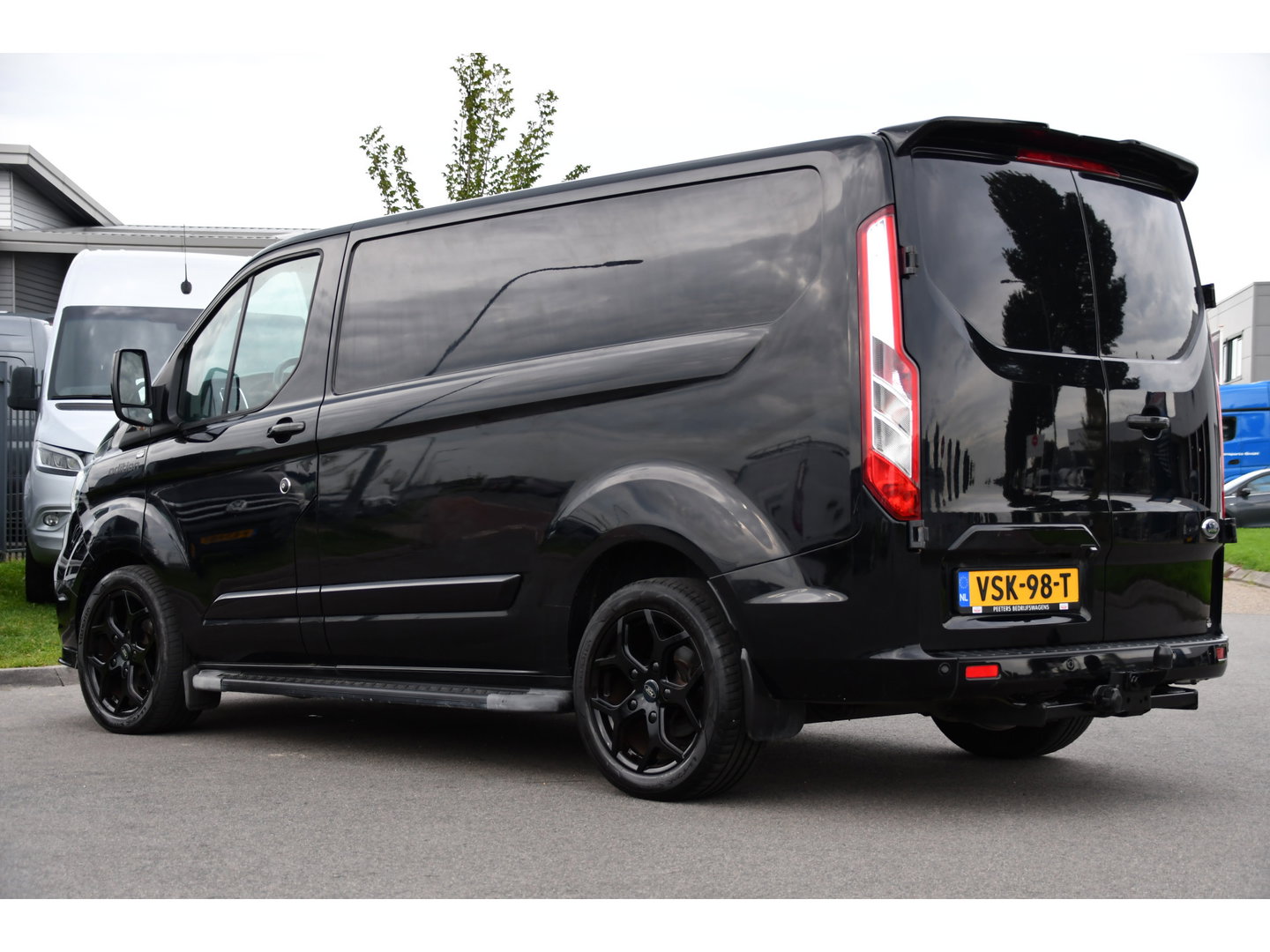 Ford Transit Custom 280 2.0 TDCI L1H1 Black Edition Camera, Cruise, Carplay, 170pk, Automaat, Stoelverwarming, Trekhaak, Multimedia, Xenon, Uniek!