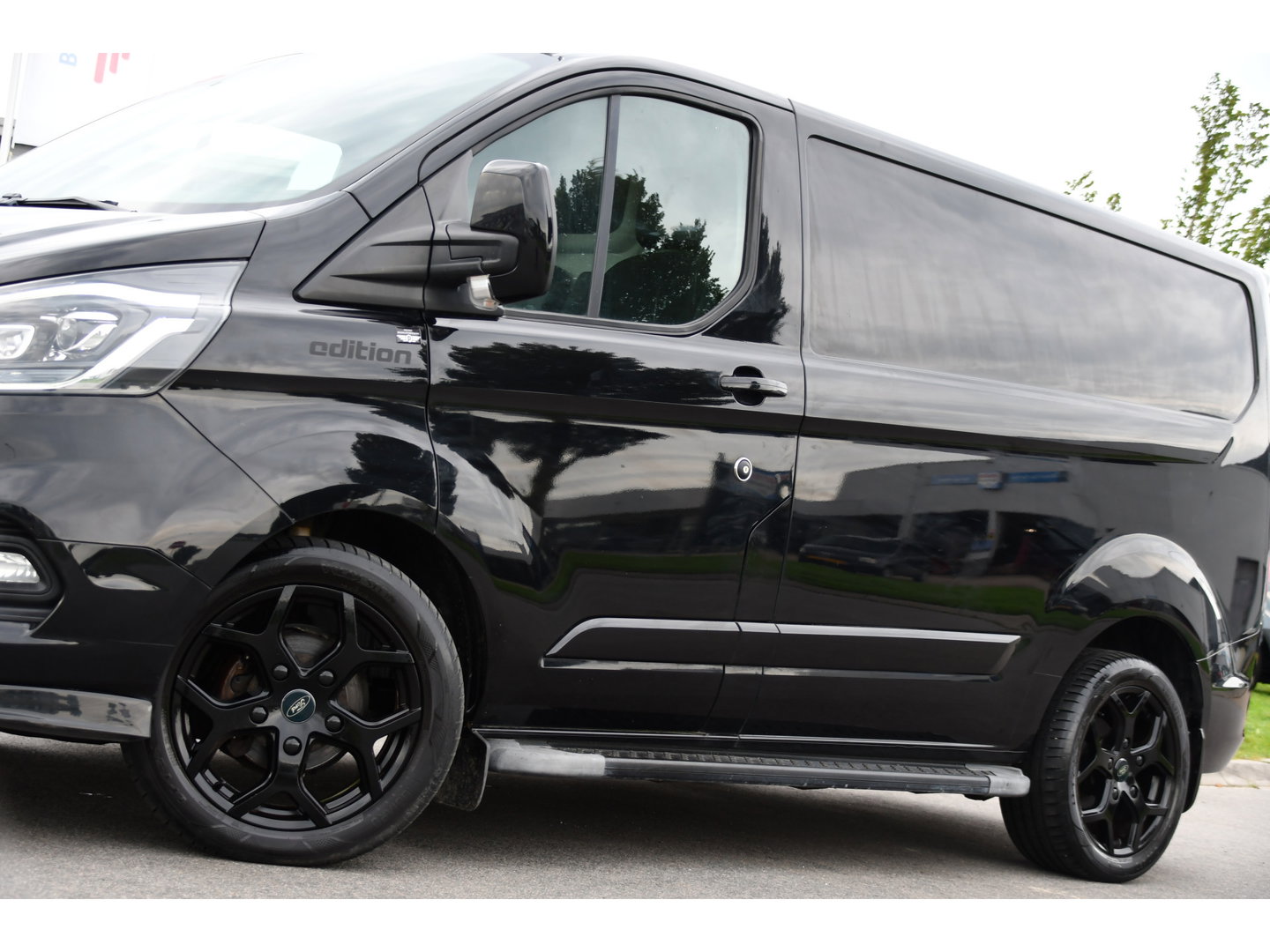 Ford Transit Custom 280 2.0 TDCI L1H1 Black Edition Camera, Cruise, Carplay, 170pk, Automaat, Stoelverwarming, Trekhaak, Multimedia, Xenon, Uniek!