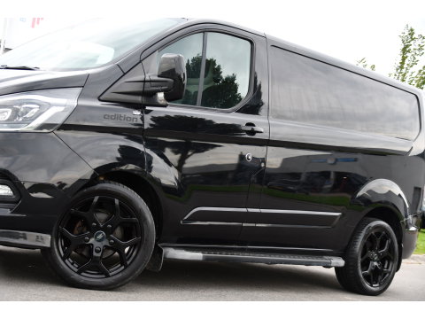 Ford Transit Custom 280 2.0 TDCI L1H1 Black Edition Camera, Cruise, Carplay, 170pk, Automaat, Stoelverwarming, Trekhaak, Multimedia, Xenon, Uniek!
