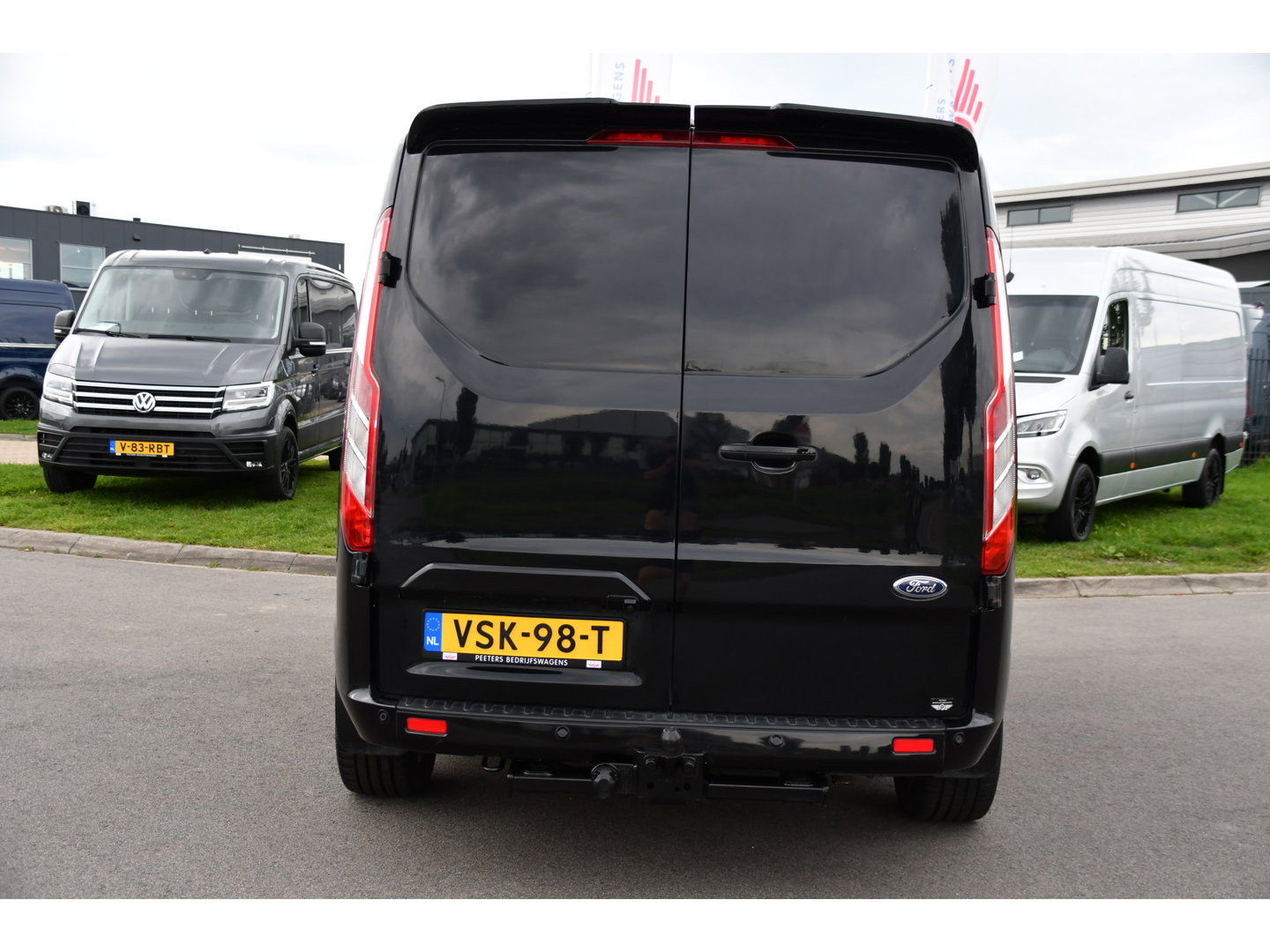 Ford Transit Custom 280 2.0 TDCI L1H1 Black Edition Camera, Cruise, Carplay, 170pk, Automaat, Stoelverwarming, Trekhaak, Multimedia, Xenon, Uniek!