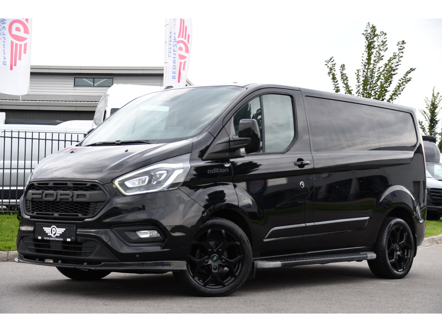 Ford Transit Custom 280 2.0 TDCI L1H1 Black Edition Camera, Cruise, Carplay, 170pk, Automaat, Stoelverwarming, Trekhaak, Multimedia, Xenon, Uniek!